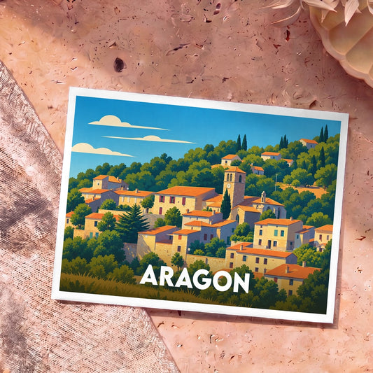 Carte postale souvenir de la ville d'Aragon avec une illustration stylisée d'un village perché.