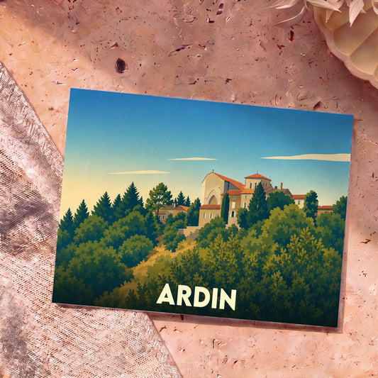 Carte postale souvenir de la ville d'Ardin avec une illustration stylisée d'un village perché dans la verdure.