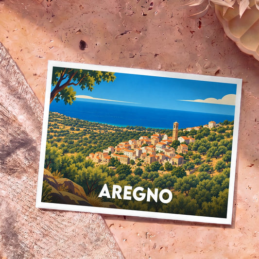Carte postale souvenir de la ville de Aregno avec une illustration stylisée d'un village corse en bord de mer.
