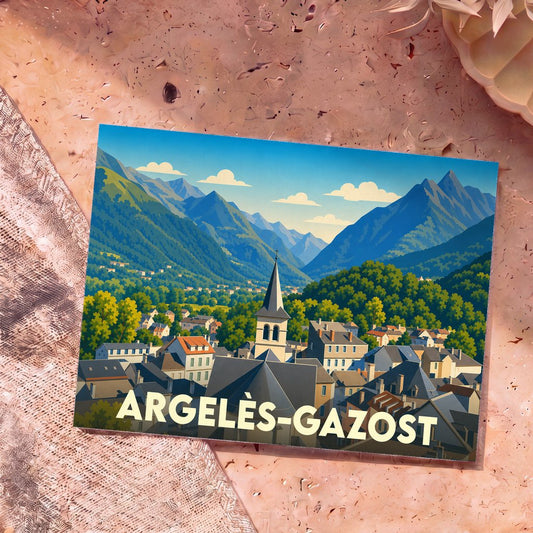 Carte postale souvenir de la ville d'Argelès-Gazost avec une illustration stylisée d'un village de montagne.