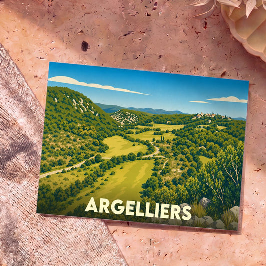 Carte postale souvenir de la ville d'Argelliers avec une illustration stylisée d'un paysage de collines verdoyantes.