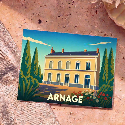 Carte postale souvenir de la ville d'Arnage avec une illustration stylisée d'une grande demeure jaune.
