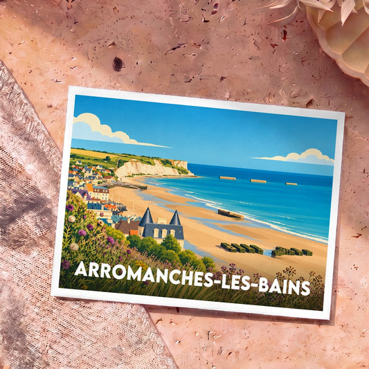Carte postale souvenir de la ville d'Arromanches-les-Bains avec une illustration stylisée de sa plage et de ses falaises.