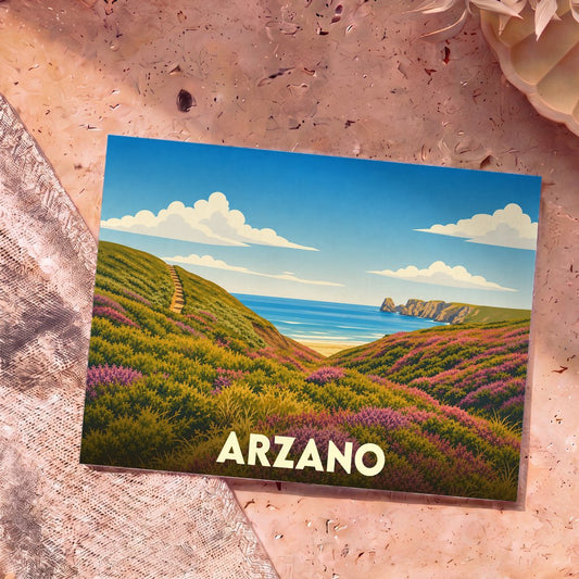 Carte postale souvenir de la ville d'Arzano arborant une illustration stylisée d'un paysage côtier vallonné et fleuri.
