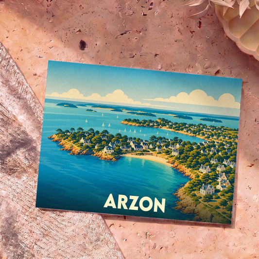 Carte postale souvenir de la ville d'Arzon avec une illustration stylisée d'un littoral breton parsemé de maisons blanches.