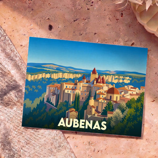 Carte postale souvenir de la ville d'Aubenas avec une illustration stylisée et colorée de ses monuments historiques.