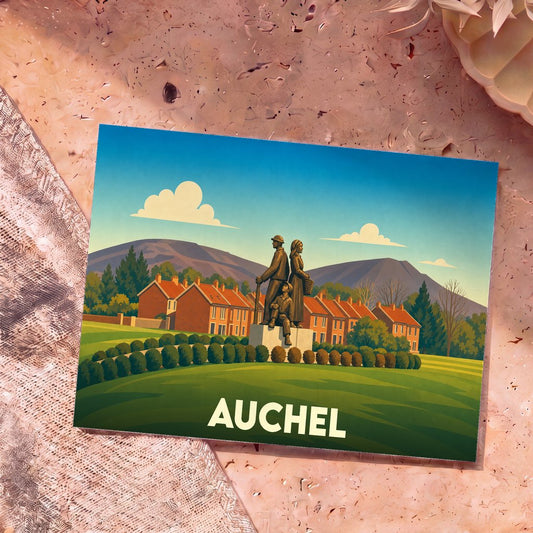 Carte postale souvenir de la ville d'Auchel avec une illustration stylisée d'un monument de mineurs devant des maisons en briques.