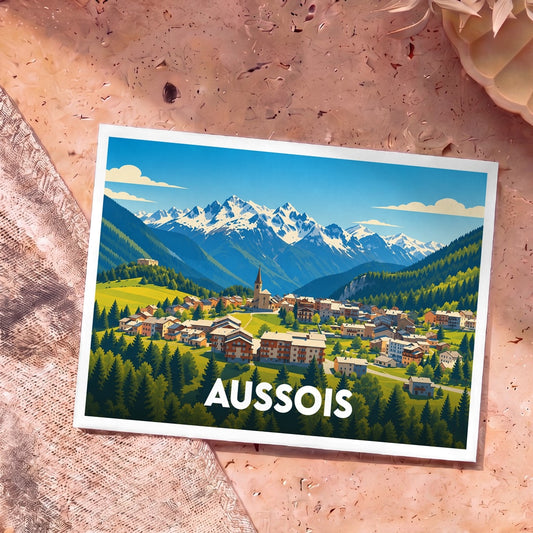 Carte postale souvenir de la ville d'Aussois avec une illustration stylisée d'un village de montagne.