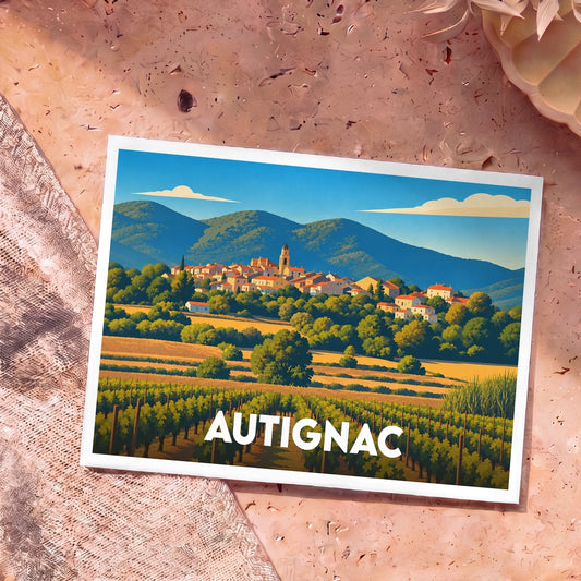 Carte postale souvenir de la ville d'Autignac avec une illustration stylisée de ses paysages et vignobles.