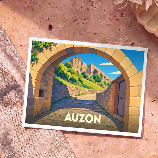 Carte postale souvenir de la ville d'Auzon avec une illustration stylisée d'une arche en pierre s'ouvrant sur une ruelle médiévale.