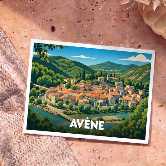 Carte postale souvenir de la ville d'Avène avec une illustration stylisée de ses maisons colorées en bord de rivière.