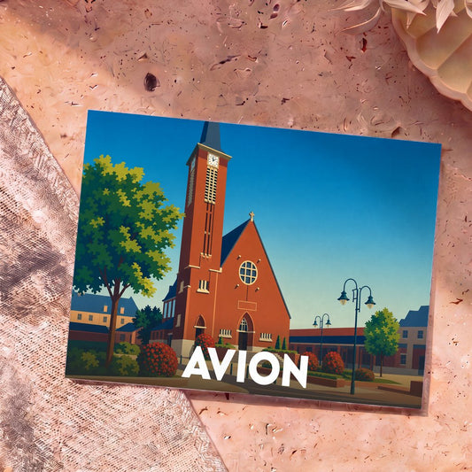 Carte postale souvenir de la ville d'Avion avec une illustration stylisée de son église sous un ciel bleu.