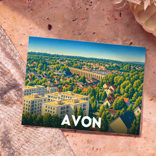 Carte postale souvenir de la ville d'Avon présentant une illustration stylisée et colorée de son paysage urbain et de son viaduc.
