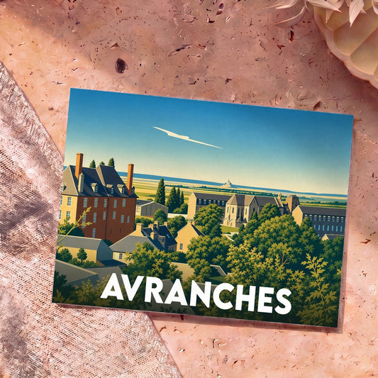 Carte postale souvenir de la ville d'Avranches avec une illustration stylisée d'un panorama urbain verdoyant.