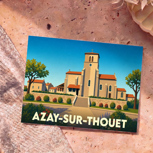 Carte postale souvenir de la ville d'Azay-sur-Thouet avec une illustration stylisée de son église sous un ciel bleu.