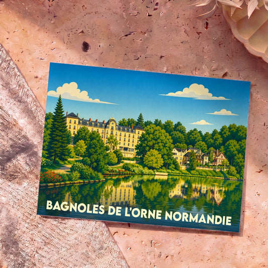 Carte postale souvenir de la ville de Bagnoles de l'Orne Normandie avec une illustration stylisée d'un lac bordé de bâtiments historiques et d'une forêt.
