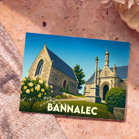 Carte postale souvenir de la ville de Bannalec avec une illustration stylisée d'églises bretonnes.
