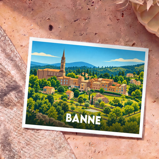 Carte postale souvenir de la ville de Banne avec une illustration stylisée et colorée du village.