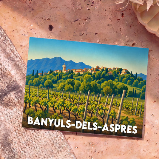 Carte postale souvenir de la ville de Banyuls-dels-Aspres illustrant ses vignobles et son village sur fond de montagnes.