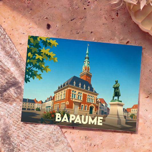 Carte postale souvenir de la ville de Bapaume avec une illustration stylisée de son hôtel de ville et de sa statue.