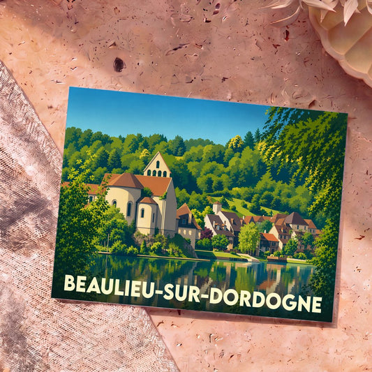 Carte postale souvenir de la ville de Beaulieu-sur-Dordogne avec une illustration stylisée d'un village en bord d'eau.