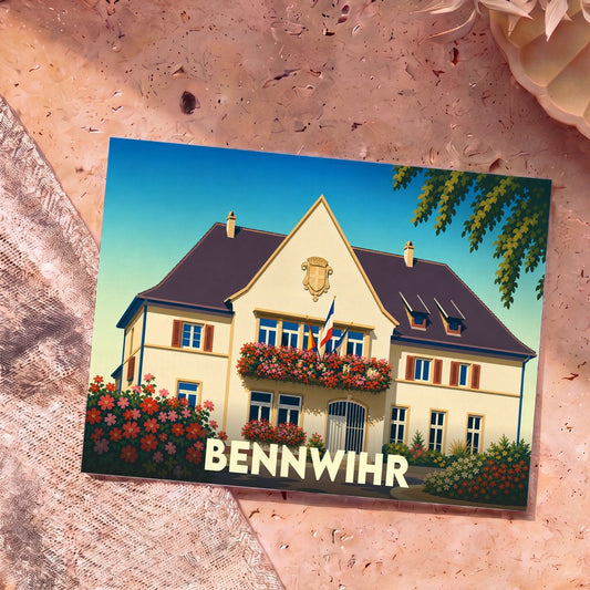 Carte postale souvenir de la ville de Bennwihr avec une illustration colorée de sa mairie fleurie.