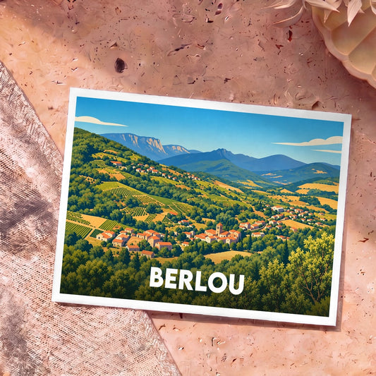 Carte postale souvenir de la ville de Berlou illustrant un paysage de vignobles et de montagnes.
