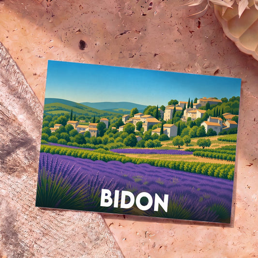 Carte postale souvenir de la ville de Bidon illustrée par un paysage stylisé de champs de lavande et d'un village provençal.
