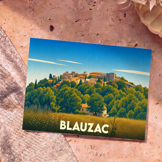 Carte postale souvenir de la ville de Blauzac avec une illustration stylisée représentant un village perché et boisé.