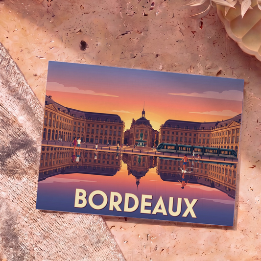 Carte postale souvenir de la ville de Bordeaux avec une illustration stylisée de la place de la Bourse et son miroir d'eau.
