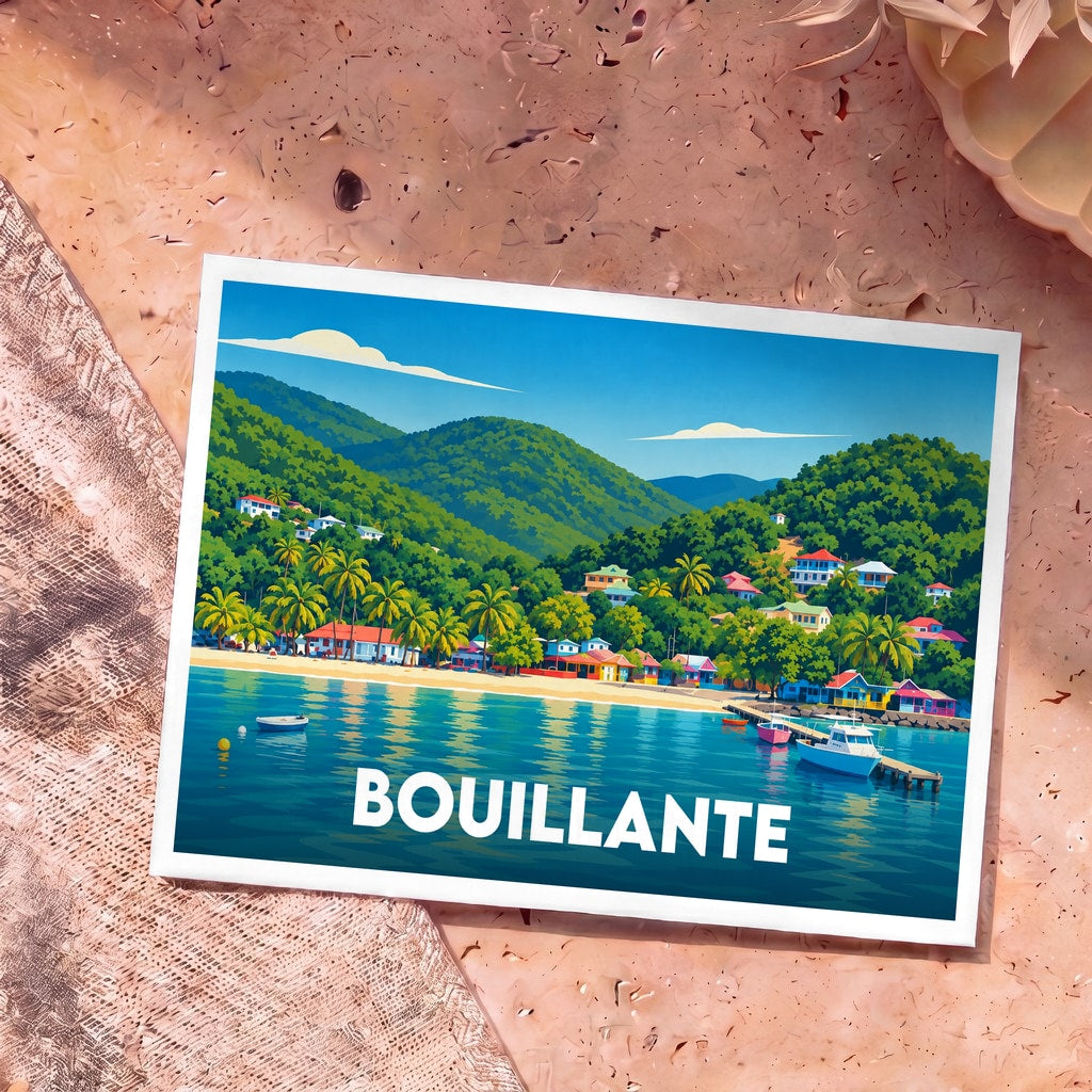 Carte postale souvenir de la ville de Bouillante illustrant une baie ensoleillée avec des collines verdoyantes et des maisons colorées.
