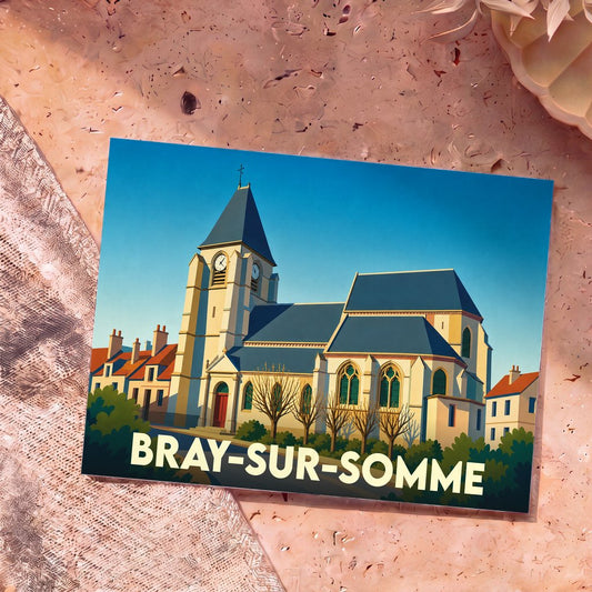 Carte postale souvenir de la ville de Bray-sur-Somme avec une illustration stylisée de son église sous un ciel bleu.