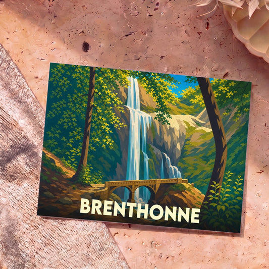 Carte postale souvenir de la ville de Brenthonne avec une illustration stylisée représentant une cascade et un pont en pierre.