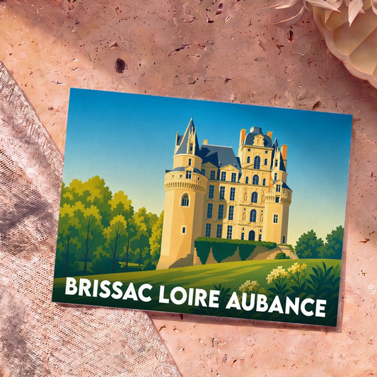 Carte postale souvenir de Brissac Loire Aubance illustrant son château dans un style graphique et coloré.