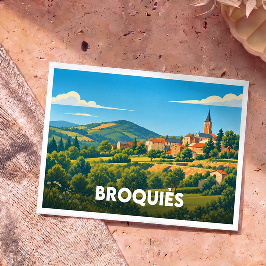 Carte postale souvenir de la ville de Broquiès avec une illustration stylisée de son paysage vallonné.