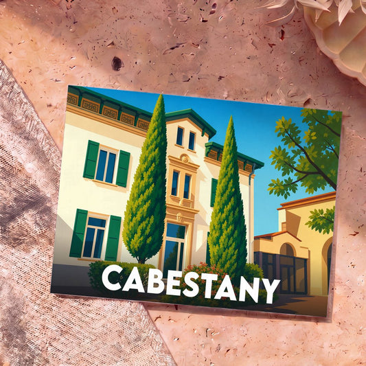 Carte postale souvenir de la ville de Cabestany avec une illustration stylisée d'une maison de maître entourée de cyprès.
