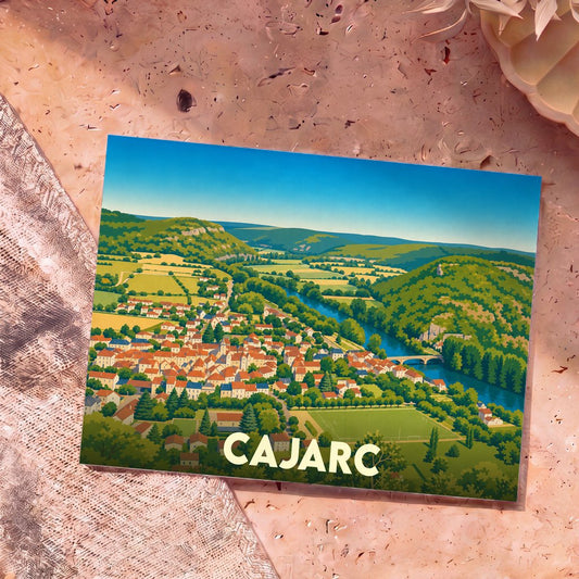 Carte postale souvenir de la ville de Cajarc avec une illustration panoramique stylisée de la vallée du Lot.