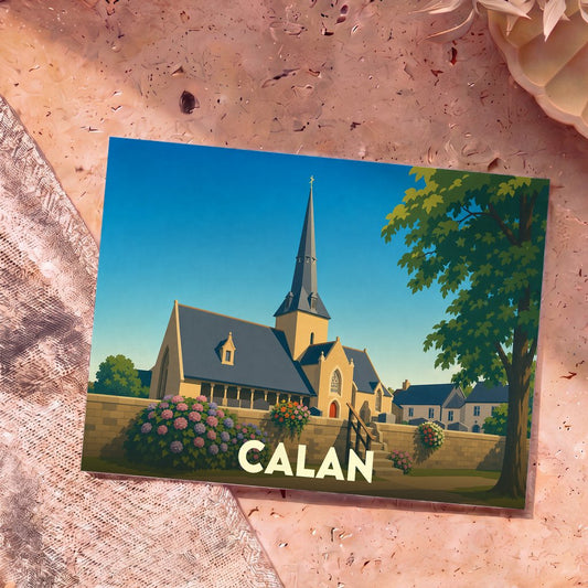 Carte postale souvenir de la ville de Calan avec une illustration stylisée de son église et de ses hortensias.
