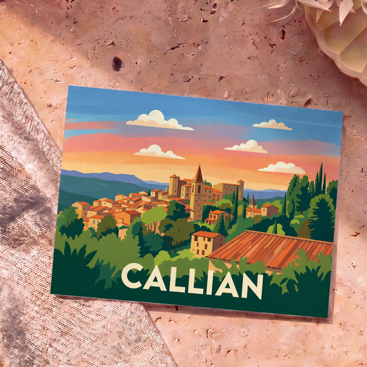 Carte postale souvenir de la ville de Callian avec une illustration colorée et stylisée de ses toits provençaux au coucher du soleil.