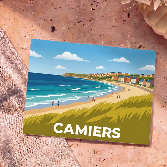 Carte postale souvenir de la ville de Camiers avec une illustration stylisée de sa plage et de ses dunes.