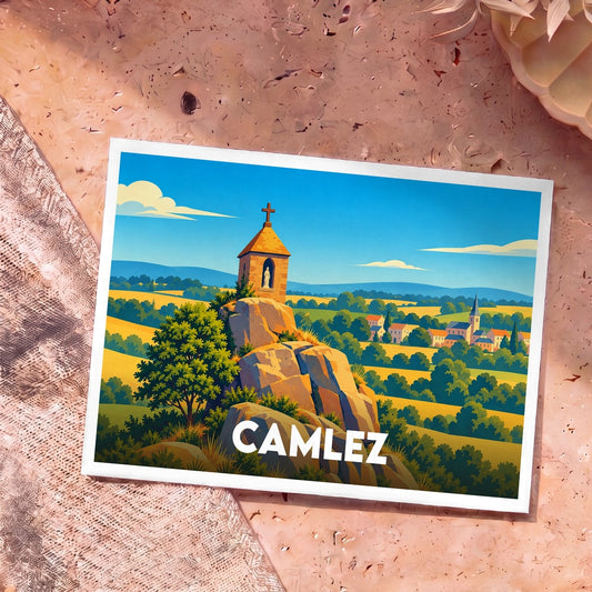 Carte postale souvenir de la ville de Camlez avec une illustration stylisée d'un clocher sur un rocher surplombant la campagne.