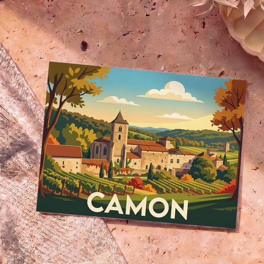 Carte postale souvenir de la ville de Camon avec une illustration stylisée d'une abbaye et de vignobles.