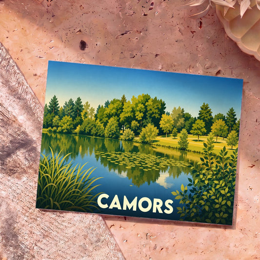 Carte postale souvenir de la ville de Camors représentant une illustration stylisée d'un étang bordé par la forêt.