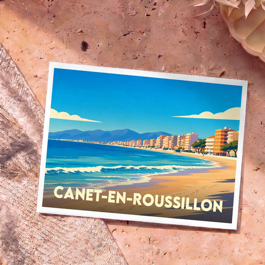 Carte postale souvenir de Canet-en-Roussillon illustrant sa plage et son front de mer dans un style rétro.