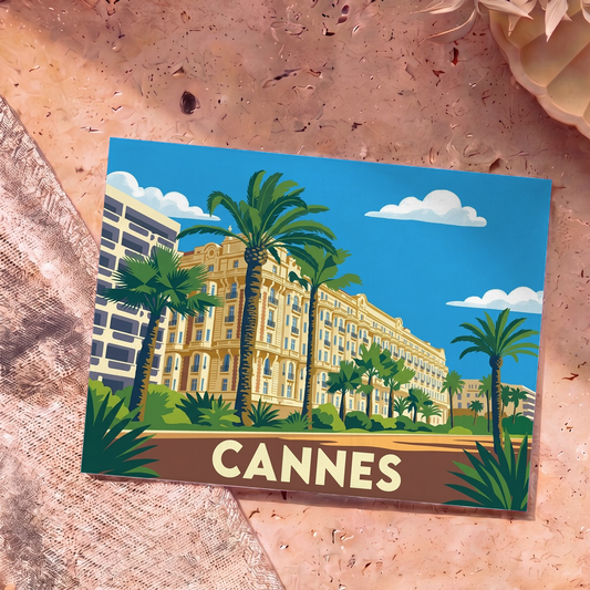 Carte postale souvenir de la ville de Cannes avec une illustration colorée et stylisée représentant des palmiers et un palace emblématique.