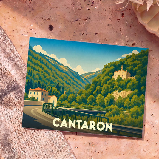 Carte postale souvenir de la ville de Cantaron avec une illustration stylisée de ses collines verdoyantes.
