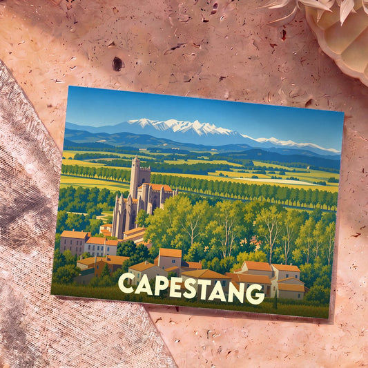 Carte postale souvenir de la ville de Capestang avec une illustration stylisée de sa collégiale et des montagnes enneigées.