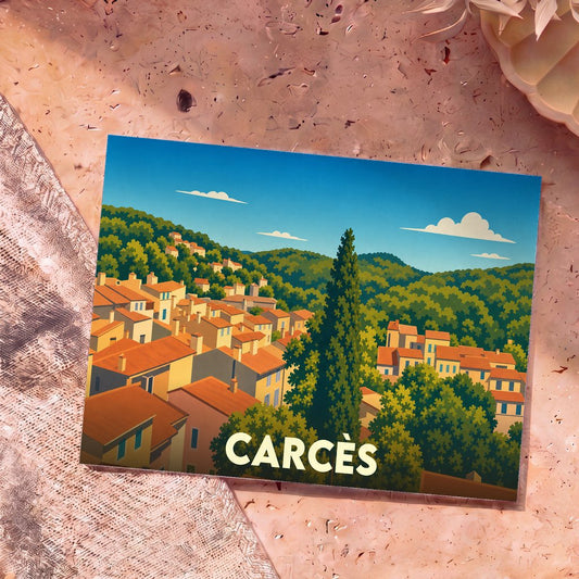 Carte postale souvenir de la ville de Carcès illustrant un village provençal niché dans des collines boisées.