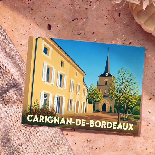 Carte postale souvenir de la ville de Carignan-de-Bordeaux avec une illustration stylisée de son église et d'une maison traditionnelle.