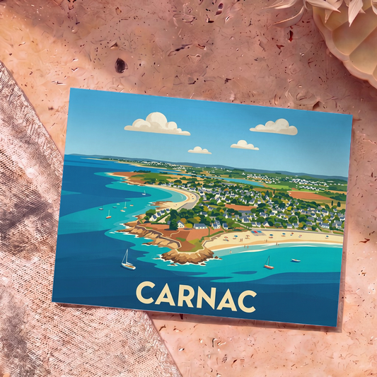 Carte postale souvenir de la ville de Carnac avec une illustration stylisée vue du ciel de ses côtes et de ses plages.